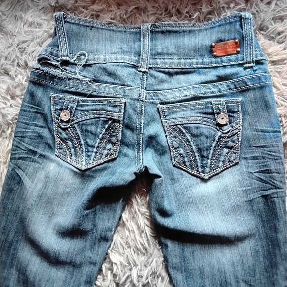SALE. Almost Famous - Well-loved Skinny Jeanz - Picture 2 of 7